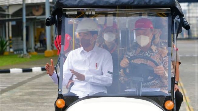 Presiden Joko Widodo (kiri) didampingi Menteri Perindustrian Agus Gumiwang Kartasasmita saat meresmikan ekspor mobil Toyota made in Karawang ke Australia pada Selasa (15/2/2022). [Antara/Humas Kemenperin]