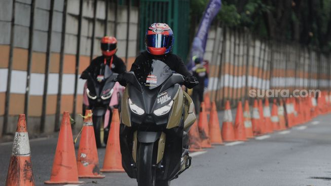 Peserta memacu sepeda motornya dalam Street Race Polda Metro Jaya di Ancol, Jakarta, Minggu (16/1/2022). [Mudikgratis.co.id/Septian]