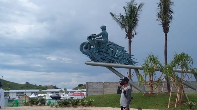 Patung "Speed" karya I Nyoman Nuarta menjadi salah satu landmark wajib potret bagi para penonton MotoGP Mandalika 2022 [Suzuki Indonesia].