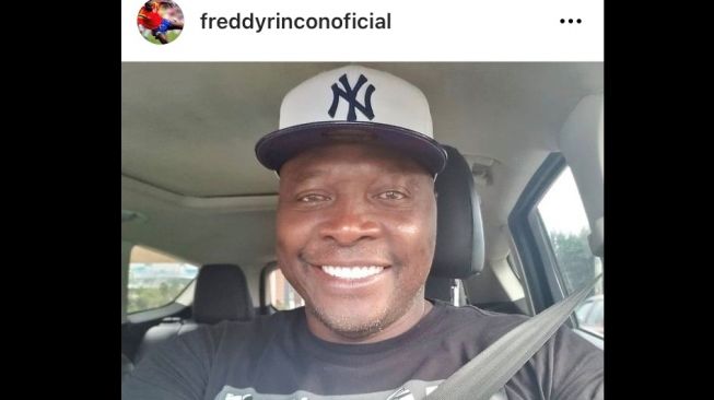 Legenda sepakbola Freddy Rincon saat mengemudikan mobilnya. Kerap berpotret di kabin sembari tersenyum atau bernyanyi [Instagram: freddyrinconoficial].