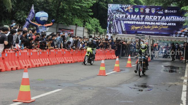 Peserta memacu sepeda motornya di Ancol, Jakarta, Minggu (16/1/2022), dalam gelaran perdana Street Race Polda Metro Jaya [Mudikgratis.co.id/Septian]