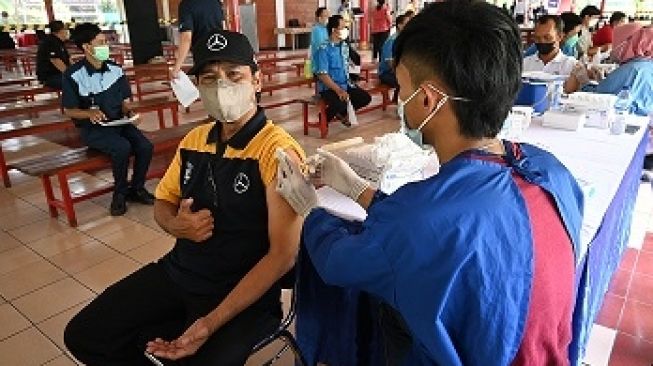 Penyuntikan vaksin oleh petugas kesehatan dari Dinas Kesehatan Kapubaten Bogor [PT Mercedes-Benz Distribution Indonesia]. 