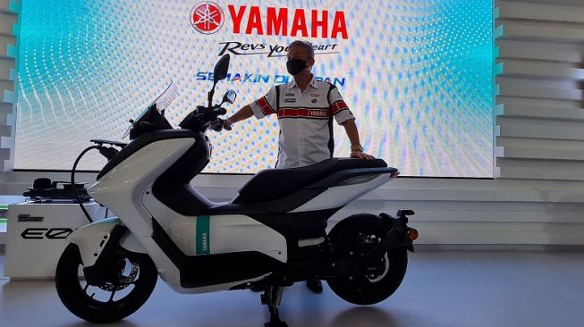 Presiden Direktur PT Yamaha Indonesia Motor Manufacturing, Minoru Morimoto bersama Yamaha E01 bertenaga listrik di IIMS Hybrid 2022 [PT YIMM].