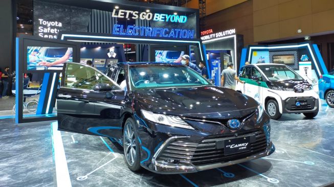 Suasana IIMS Hybrid 2022 di area kendaraan terelektrifikasi Toyota [Mudikgratis.co.id/CNR ukirsari].