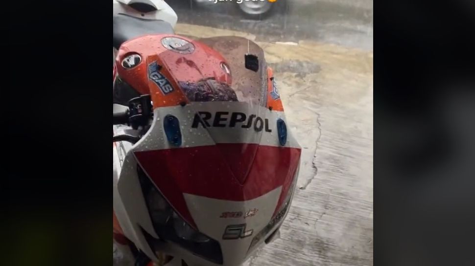 Curhat Pemotor Gagal Ngabuburit akibat Hujan, Akhirnya Buka Puasa di Warkop