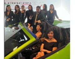 Deretan Gaya Hotman Paris Pamer Lamborghini Huracan Evo Bersama para Aspri, Awas Jangan Salfok