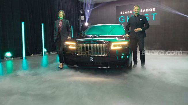 Rolls-Royce Black Badge Ghost debut in Jakarta, bersama Ms Irene Nikkein, Asia Pacific Regional Director, Rolls-Royce Motor Cars dan Mr Michael Vetter, Group Managing Director Luxury Brands, Eurokars Group Indonesia [Mudikgratis.co.id/CNR ukirsari]