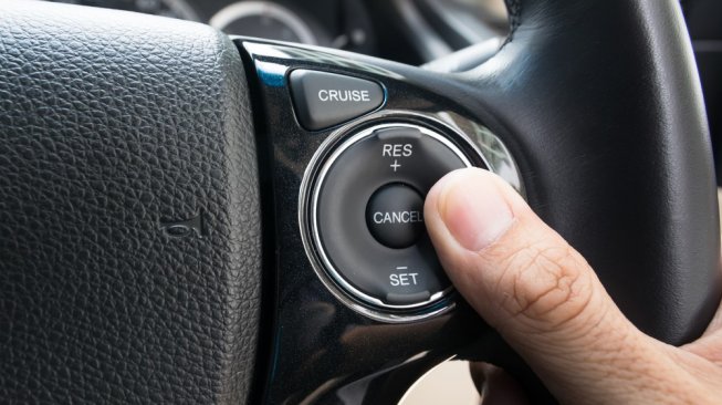 Fitur cruise control model tekan tombol. Sebagai ilustrasi [Shutterstock].