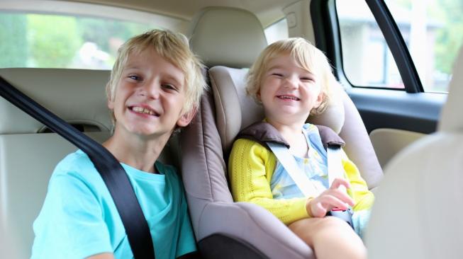 Jok khusus bayi atau anak dilengkapi booster cushion serta seatbelt tiga titik. Bila anak telah mencapai tinggi rata-rata dewasa maka menggunakan seatbelt mobil [Shutterstock].