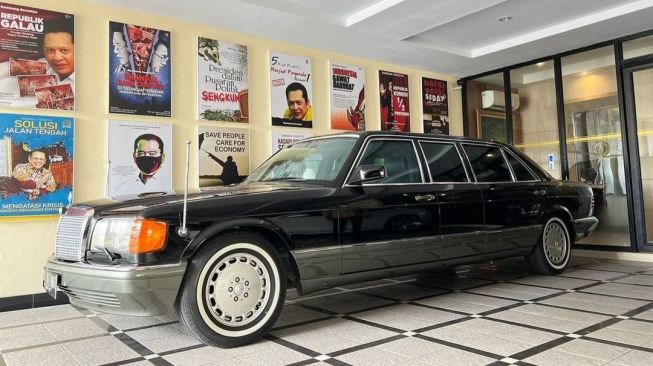 Mercedes-Benz 500SEL yang spesifikasinya sama dengan milik Presiden Amerika Serikat Bill Clinton dan Ratu Inggris, Queen Elizabeth II [Instagram: bambang.soesatyo].