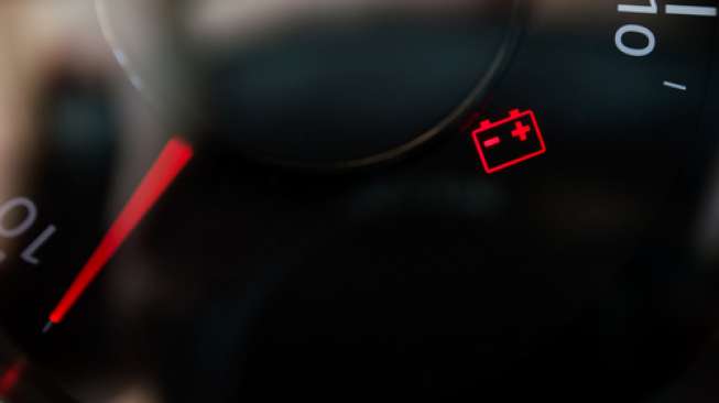 Ilustrasi lampu indikator aki pada mobil (Shuttestock).