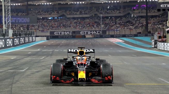 Pebalap tim Red Bull Max Verstappen menjalani sesi kualifikasi Grand Prix Abu Dhabi, Sirkuit Yas Marina, UEA. (11/12/2021) (ANTARA/POOL VIA REUTERS/ KAMRAN JEBREILI)