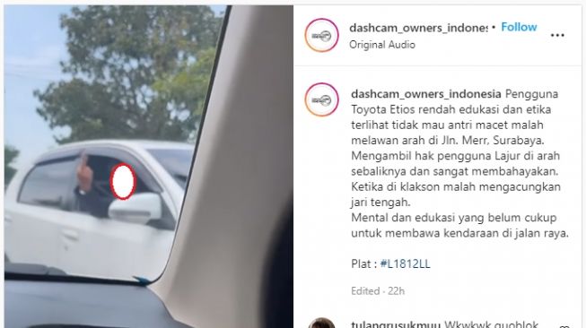Pengemudi Toyota Etios acungkan jari tengah ke pemobil usai melawan arah di jalan (Instagram)