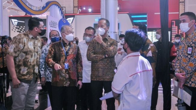 Menteri Perindustrian Agus Gumiwang Kartasasmita dan Ketua Umum Gaikindo Yohannes Nangoi, usai opening ceremony GIIAS Surabaya 2021 [Seven Event].