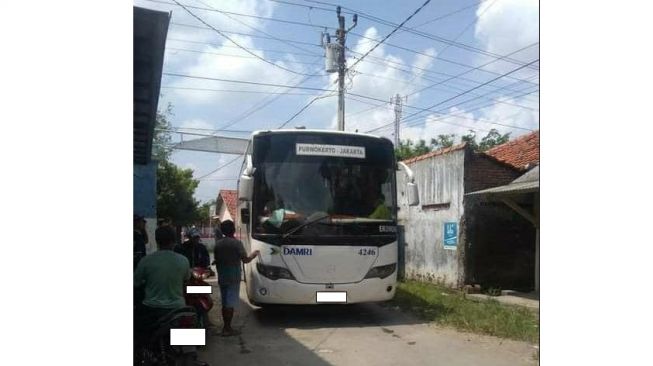 Bus tersesat di gang sempit, penyebabnya masih misterius (Facebook)