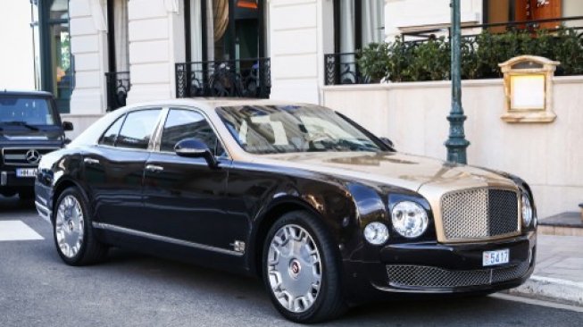 Sebuah Bentley Mulsanne diparkir di Monaco pada Maret 2019. [Shutterstock]