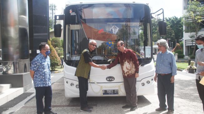 Dalam seremoni diserahkan satu unit bus BYD type K9 oleh Direktur Utama PT VKTR Teknologi Mobilitas, Gilarsi W. Setijono kepada Direktur PENS Aliridho Barakbah [Bakrie & Brothers].
