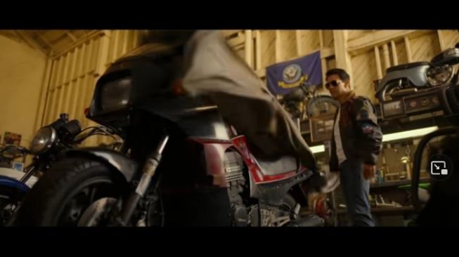 "Top Gun: Maverick", Tom Cruise menunggang Kawasaki Ninja H2 Carbon  [screenshot YouTube, Paramont Pictures].