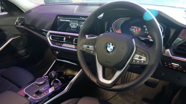 Dasbor penuh sentuhan teknologi dari BMW 320i Dynamic varian baru. Sebagai ilustrasi fitur Android Auto dan Apple CarPlay [ANTARA/Rizka Khaerunnisa].