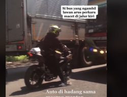 Aksi Pemotor Bikin Publik Salut saat Berada di Tengah Jalan, Hadang Bus yang Ngeblong dengan Pede