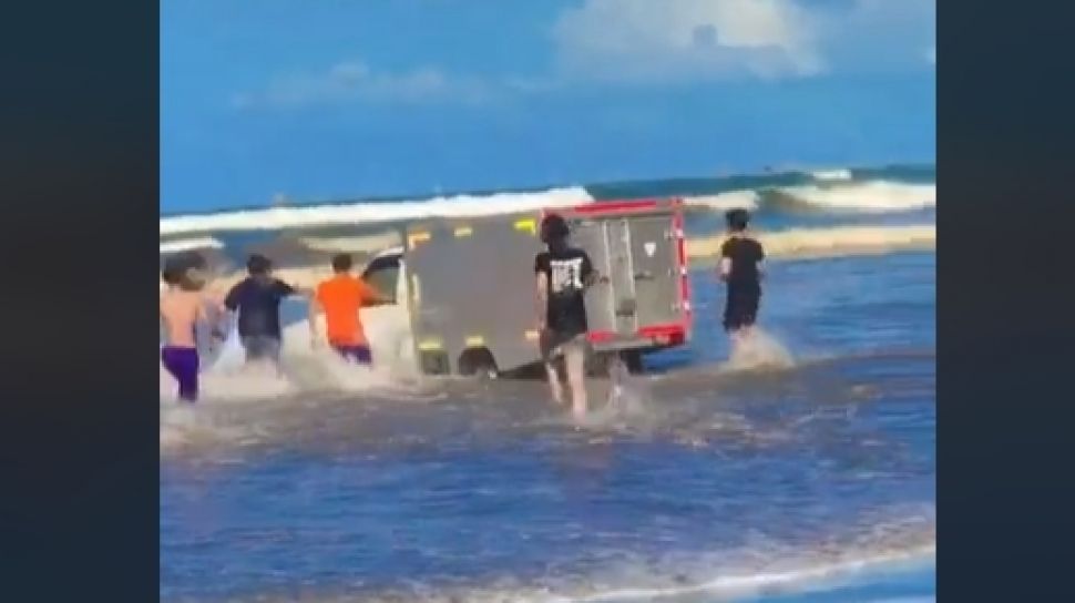 Diduga Lupa Pasang Rem Tangan, Pikap Box Meluncur ke Pantai dan Bikin Geger Wisatawan