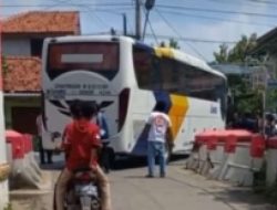 Geger Bus Tersesat di Gang Sempit di Siang Bolong, Penyebabnya Misterius