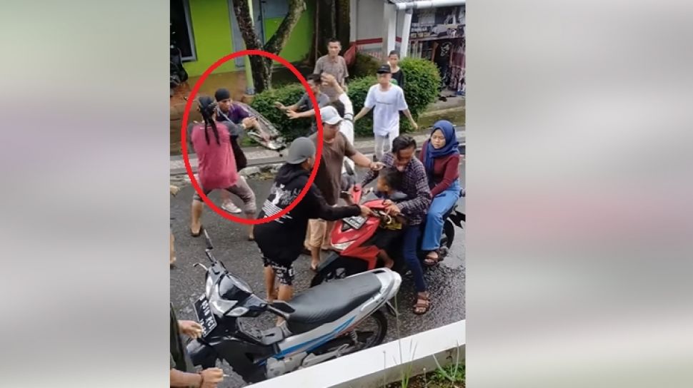 Heboh Pemotor Honda BeAT Jadi Sasaran Amuk Pemain Kuda Lumping di Jalan, Publik: Merusak Citra Seni Saja