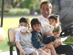 Pakai Mobil Buggy Istana Kepresidenan Yogyakarta, Presiden RI Joko Widodo Mengemudi untuk Tiga Cucunya