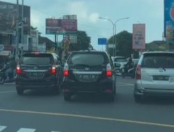 Posisi Berhenti Trio Toyota Avanza dari Luar Kota Ini Bikin Tepuk Jidat, Ini Pentingnya Memahami Yellow Box Junction
