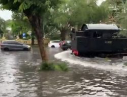 Potret Kereta Lokomotif Terjang Banjir di Solo, Publik Sebut Mirip Film One Piece Water Seven
