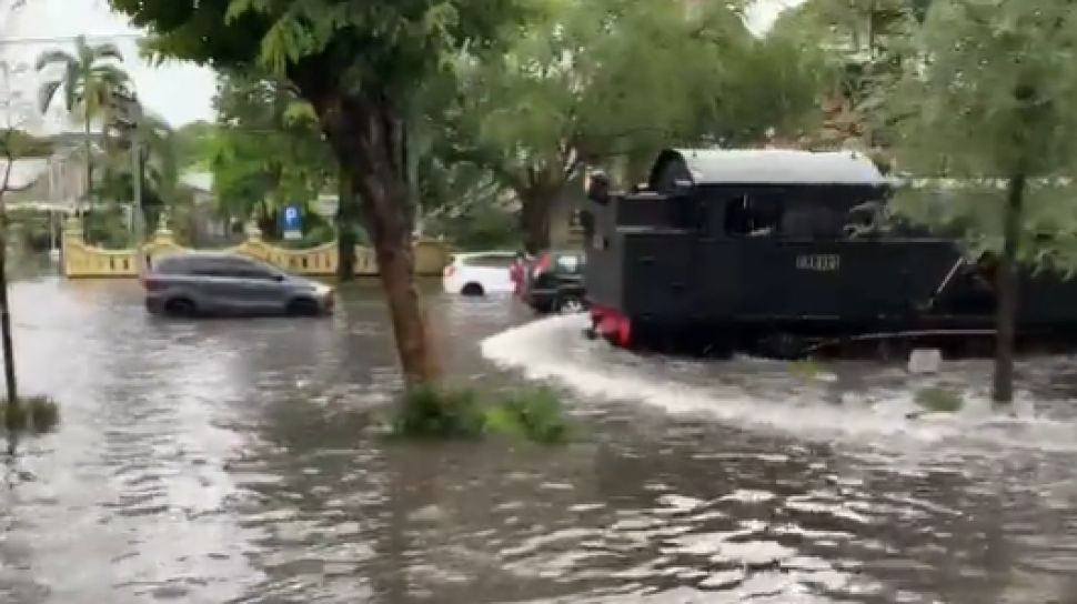 Potret Kereta Lokomotif Terjang Banjir di Solo, Publik Sebut Mirip Film One Piece Water Seven