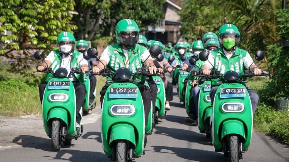 Sah, Menparekraf Resmikan Layanan Sepeda Motor Listrik di Kawasan Borobudur