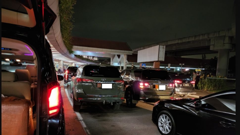 Warganet Keluhkan Macet di Terminal 2 Bandara Soekarno-Hatta, Toyota Fortuner Berpelat Dinas Jadi Biang Kerok