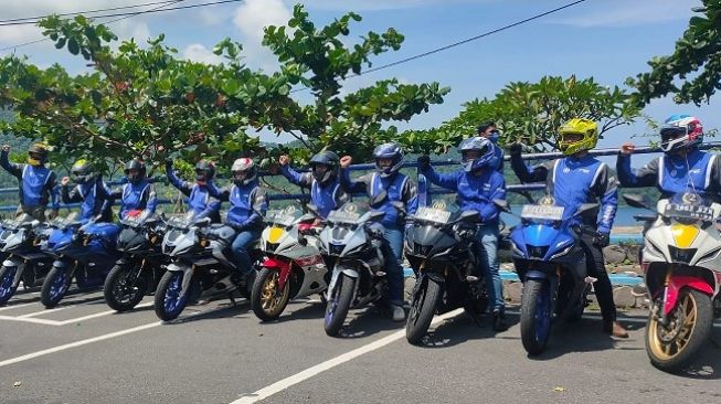bLU cRU Fun Riding "Road to Mandalika" menutup touring di Pantai Nipah, pesisir barat Lombok [Yamaha Indonesia].