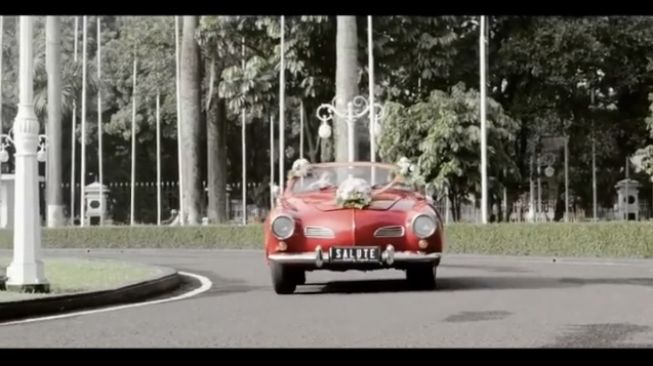 Emmeril Kahn Mumtadz bersama VW Karman Ghia merah [screenshot IG emmerilkahn]