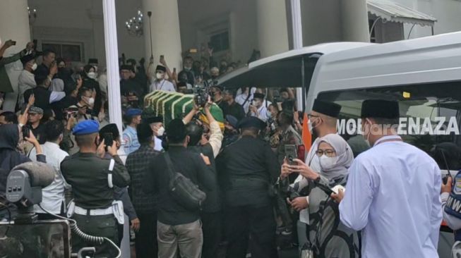 jenazah Emmeril Kahn Mumtadz dibawa ke Cimaung. (Mudikgratis.co.id/Ria)