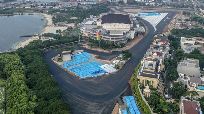 Foto udara lintasan Sirkuit Jakarta International E-Prix Circuit (JIEC) yang telah diaspal di kawasan Taman Impian Jaya Ancol, Jakarta, Rabu(13/4/2022). [ANTARA FOTO/Muhammad Adimaja].
