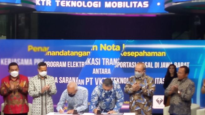Komisaris Utama PT VKTR Teknologi Mobilitas (VKTR) Anindya N. Bakrie, Direktur Utama PT VKTR Teknologi Mobilitas (VKTR) Gilarsi W. Setijono; Direktur Utama PT Jasa Sarana Hanif Mantiq; Direktur Bisnis PT Jasa Sarana Indrawan Sumantri, melakukan penandatanganan Nota Kesepahaman (MoU) antara VKTR dan PT Jasa Sarana, di Jakarta, Jumat (17/6/2022). VKTR dan PT Jasa Sarana akan melaksanakan program elektrifikasi bus dan kendaraan lainnya sebagai sarana transportasi publik di wilayah Bandung Raya [PT VKTR Teknologi Mobilitas].