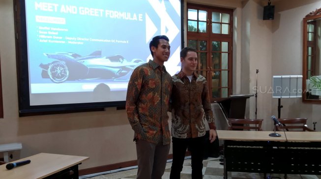 Mantan pebalap F1 yang kini berkiprah di Formula E, Stoffel Vandoorne (kanan) bersama pebalap Indonesia, Sean Gelael di Balai Kota Jakarta, Selasa (12/11/2019). [Mudikgratis.co.id/Arief Apriadi]