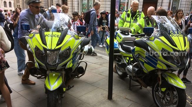 Dekat kantor New Scotland Yard, Metro Police memberikan kesempatan warga untuk potret bareng motor dinas mereka, BMW R1200RT [Mudikgratis.co.id/ukirsari-nicholas Ingram].