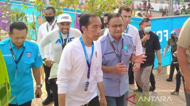 Presiden Jokowi melakukan grid walk sebelum balap utama Formula E digelar di JIEC Ancol pada Sabtu (4/6/2022). [Antara]