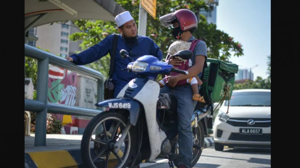Aksi Pria Kerja Sambil Gendong Anak Pakai Motor Tua Bikin Terenyuh, Auto Nangis saat Dibelikan Kendaraan Baru oleh Ustaz