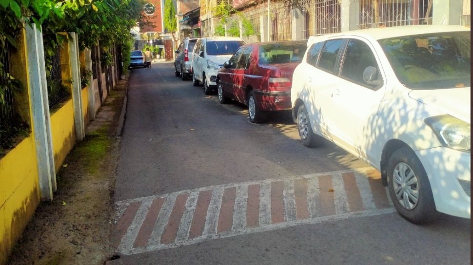 Curhat Warganet Miris Lihat Gang Sempit Dipenuhi Parkir Mobil Tetangga, Publik Geram Melihatnya