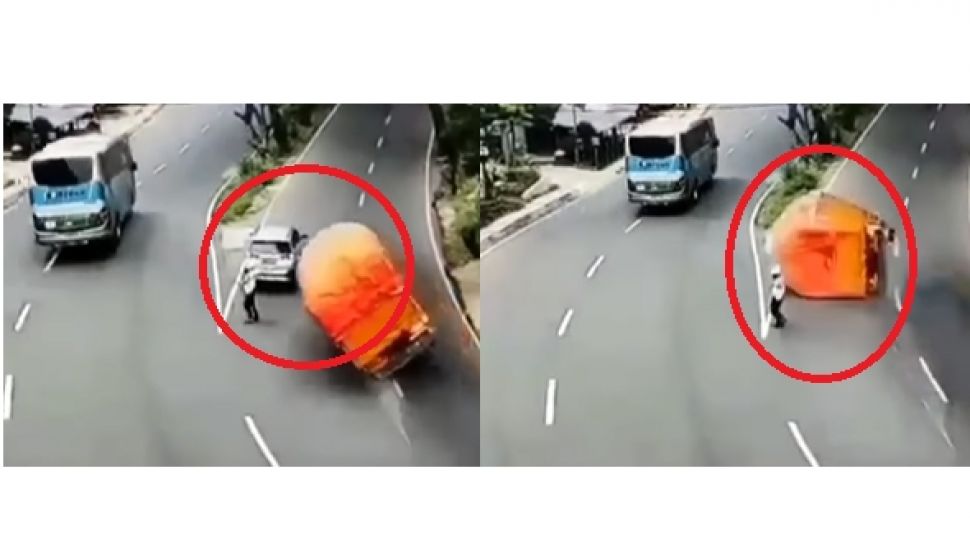 Detik-Detik Daihatsu Terios Tertimpa Truk Pembawa Gabah di Jalan, Ngilu Lihatnya