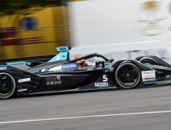 Driver Jaguar TCS Racing Menangkan Formula E Jakarta 2022, Jet Mercedes-EQ Sambut Presiden RI Saat Grid Walk