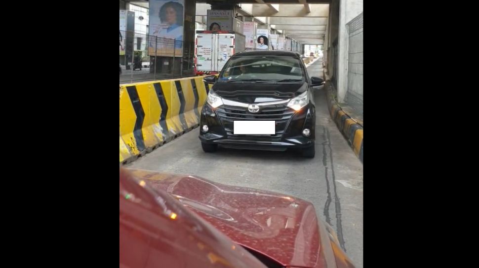 Heboh Toyota Calya Lawan Arah di Gerbang Tol Bikin Pemobil Heran, Korban Google Maps?