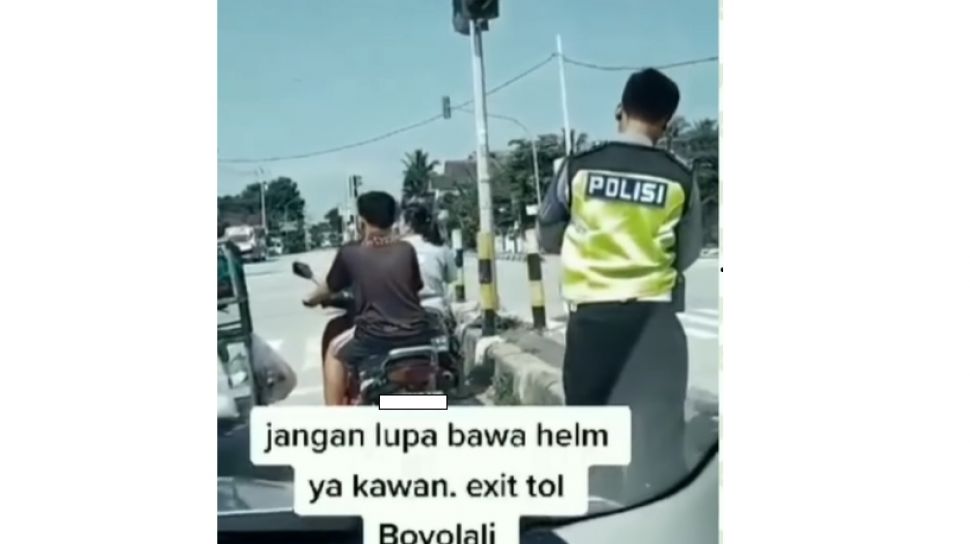 Santuy Tak Pakai Helm, Pemotor Ini Tidak Sadar Kena Jepret Kamera Polisi dari Belakang