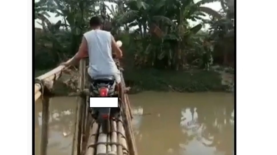 Serasa Uji Nyali, Video Pria Naik Honda Scoopy Seberangi Jembatan Setapak dari Bambu Bikin Kawannya Panik
