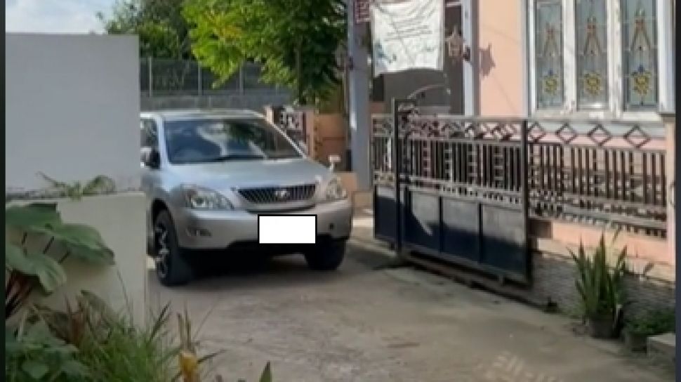 Tak Terima Dilaporkan RT karena Parkir Mobil Sembarangan, Tetangga Ini Malah Ngegas hingga Diduga Terjadi Baku Hantam