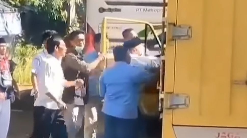 Viral Sopir Mobil Pikap Box Dipaksa Turun oleh Penumpang Bus Pengangkut Rombongan Haji, Ini Sebabnya